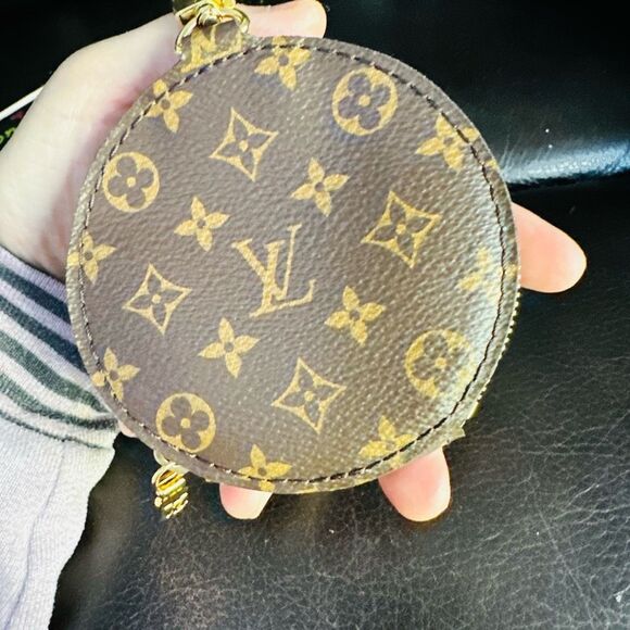 Louis Vuitton Round Coin Purse - Picture 3 of 6